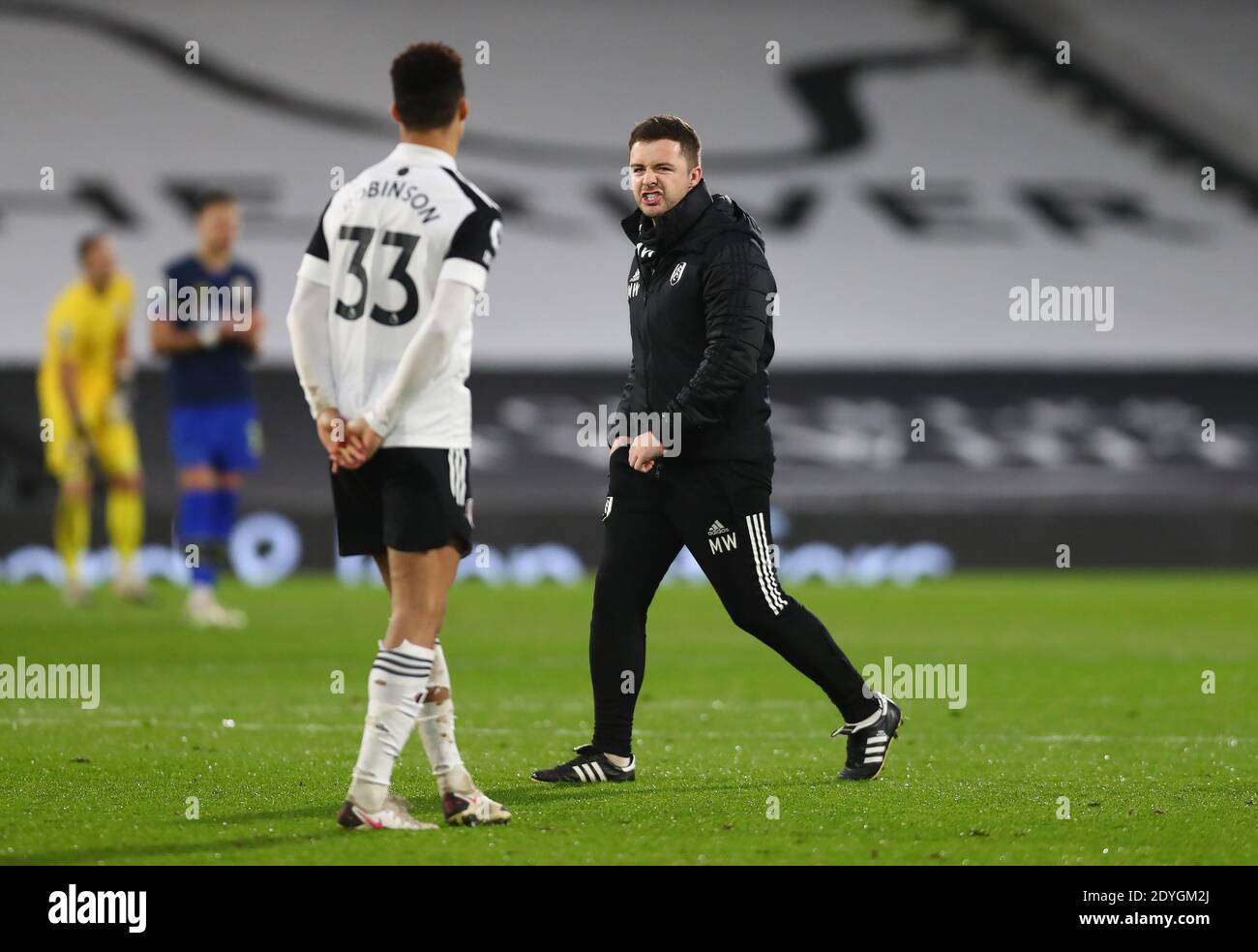 Matt Wells, le premier entraîneur d'équipe de Fulham, parle avec Antonee Robinson lors du match de la Premier League à Craven Cottage, Londres. Banque D'Images