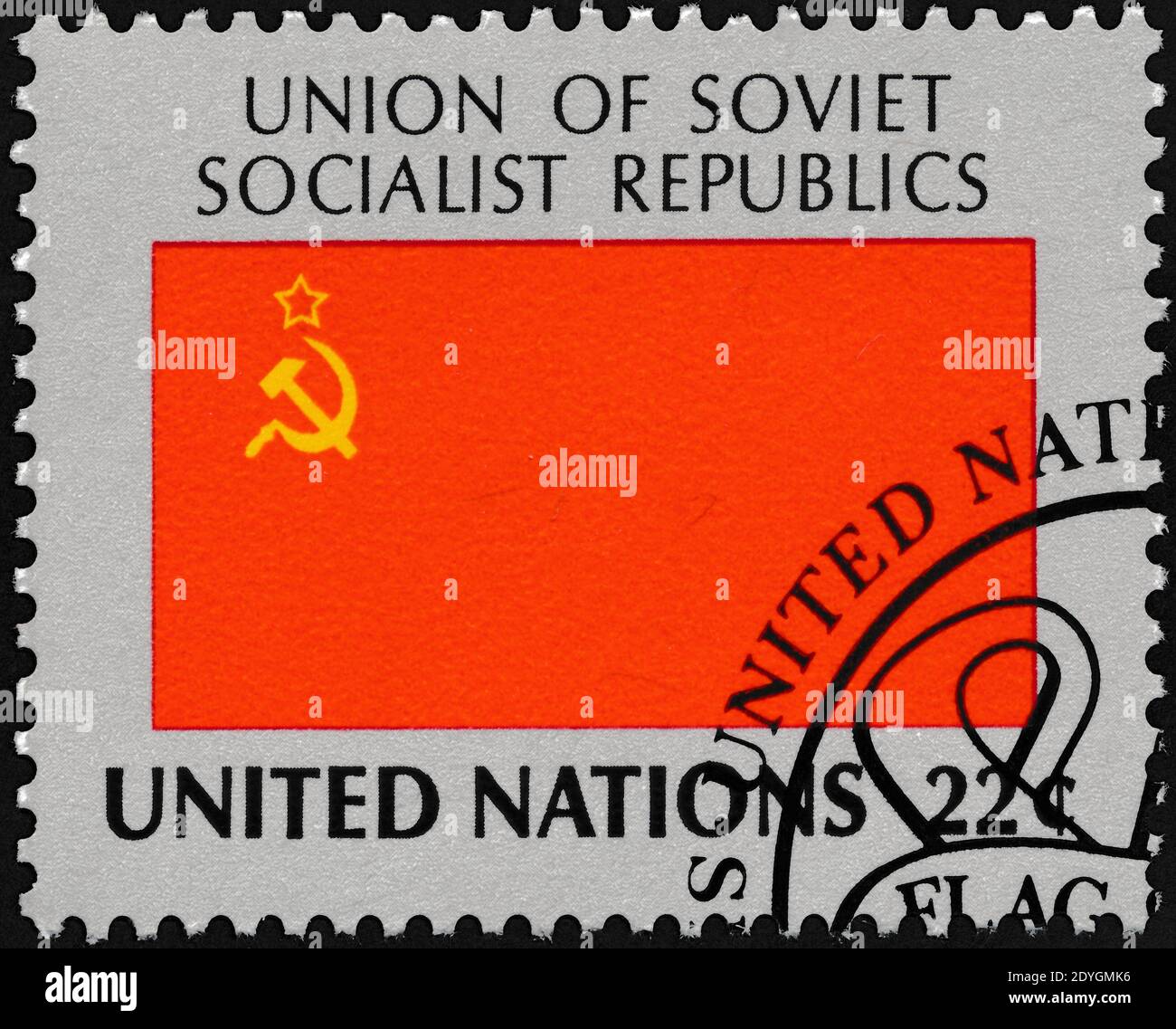 URSS - timbre de poste du drapeau national de l'URSS, série des Nations Unies, vers 1984. Isolé sur fond noir. (Grand format xxl) Banque D'Images