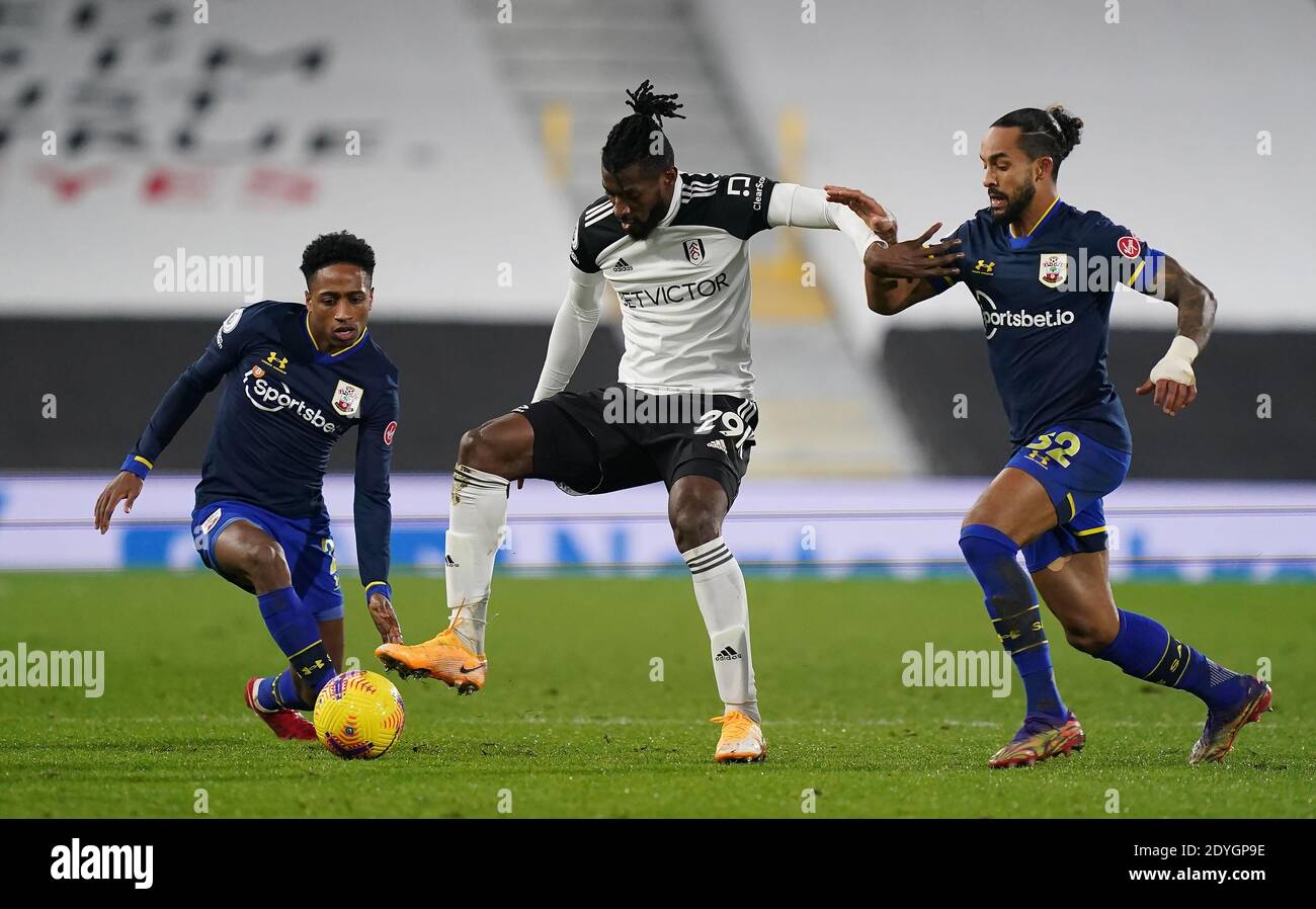 Andre-Frank Zambo Anguissa (au centre) de Fulham affronte Kyle Walker-Peters (à gauche) de Southampton et Theo Walcott lors du match de la Premier League à Craven Cottage, Londres. Banque D'Images