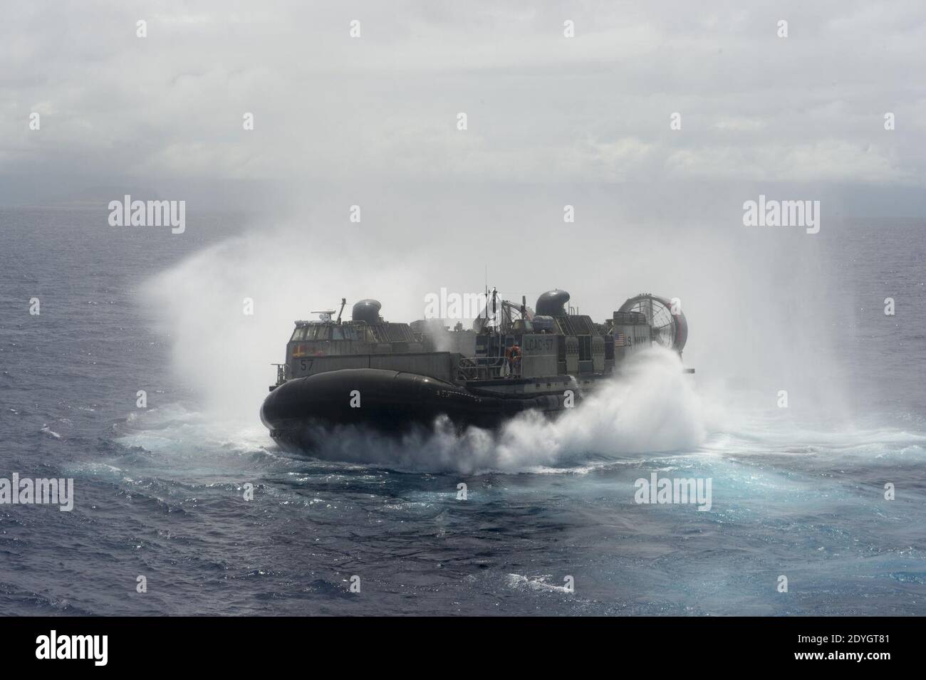 Le LCAC quitte l'USS Rushmore 140713 Banque D'Images