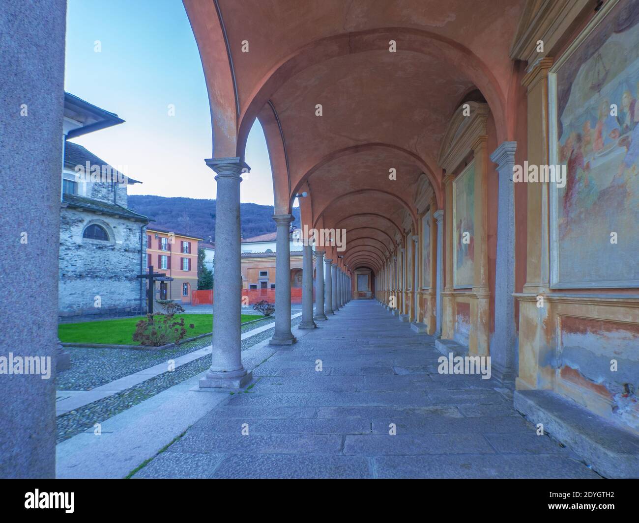 Portique du XVIIIe siècle sur la place de l'ancienne église, avec la via Crucis peint.Baveno, lac majeur, Piémont, lacs italiens, Italie. Banque D'Images