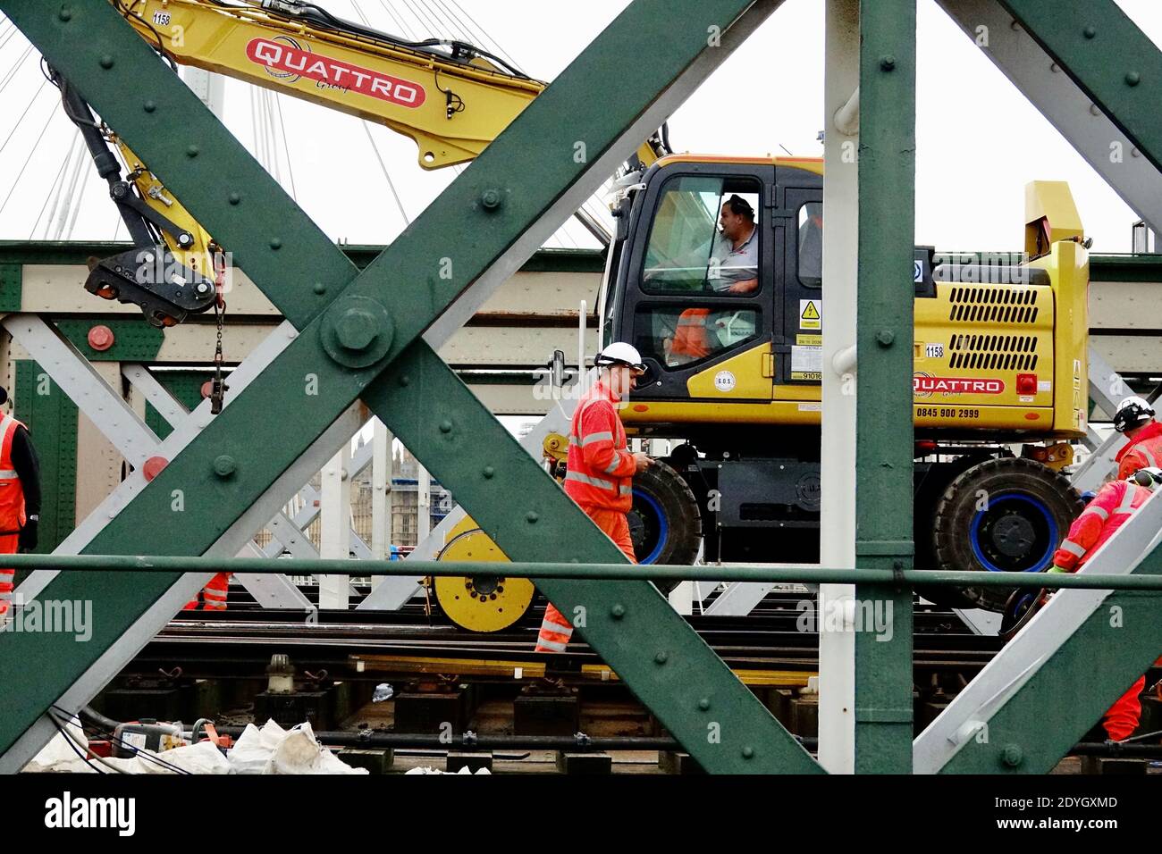 Man exploite une grue Quattro sur le pont ferroviaire de Hungerford à Charing Cross le lendemain de Noël pendant l'entretien du réseau ferroviaire. Banque D'Images