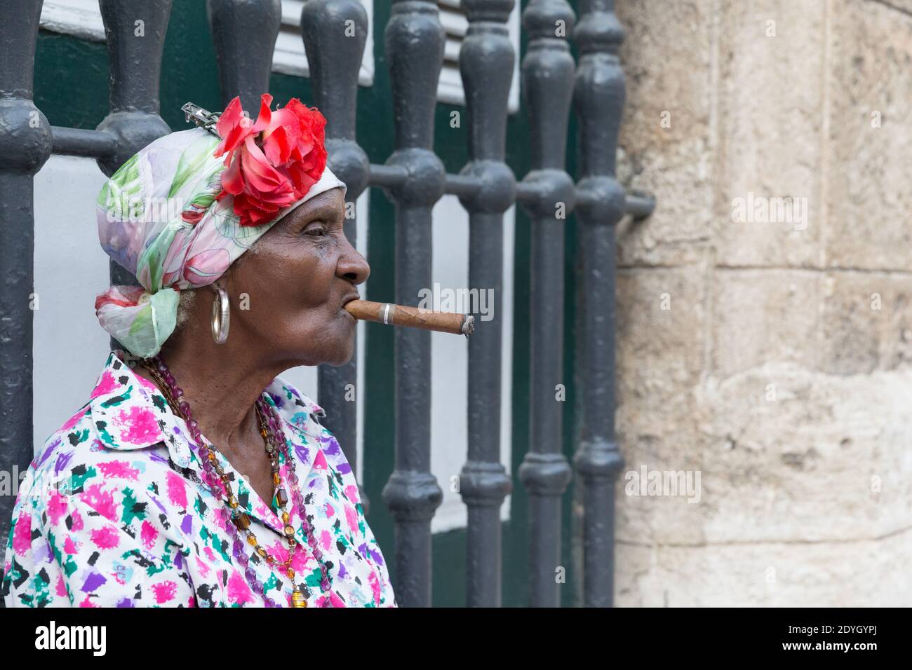 Dame dans la robe traditionnelle fumer UN cigare dans la vieille Havane  Photo Stock - Alamy