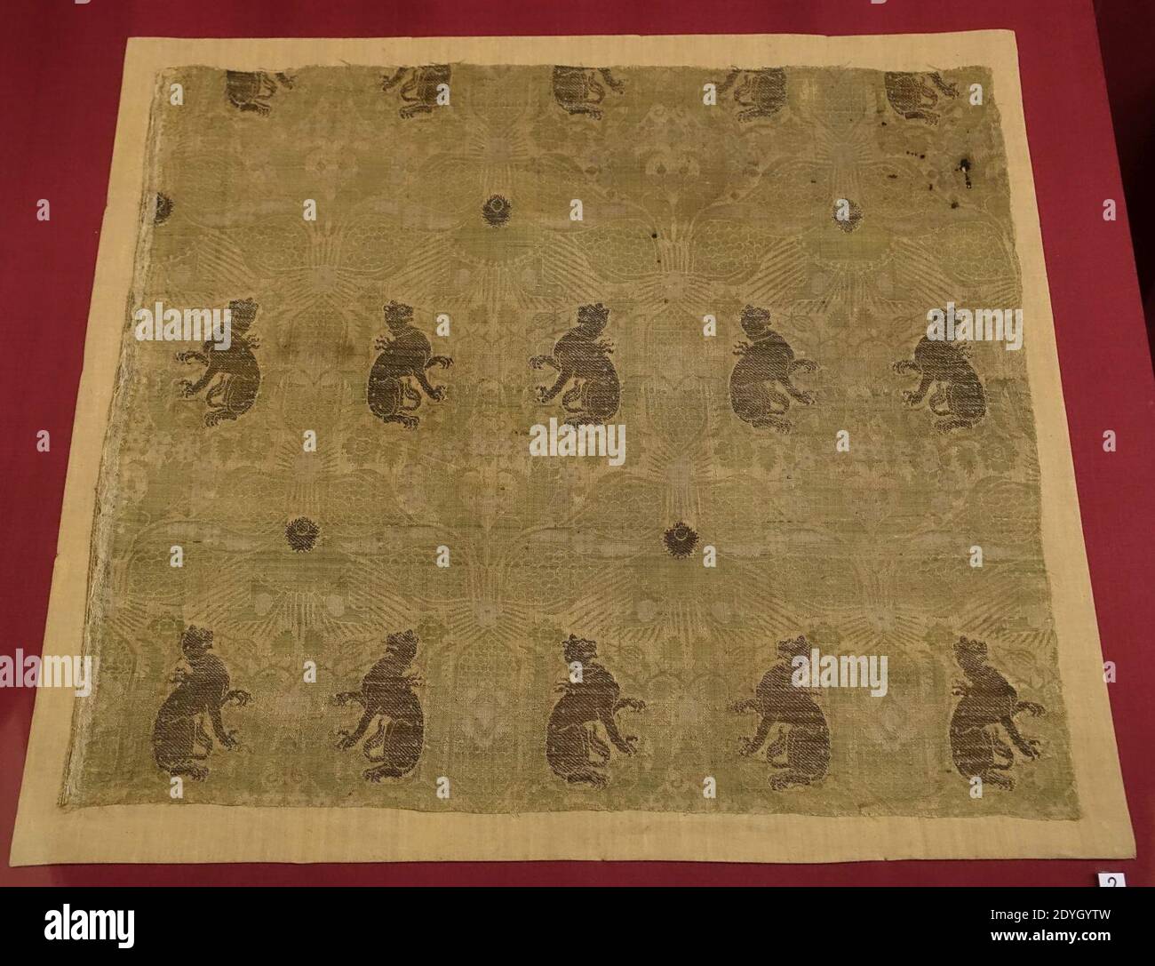 Lampas textile fragment, Italie, 14ème siècle AD, soie avec double couche de fil d'or Banque D'Images