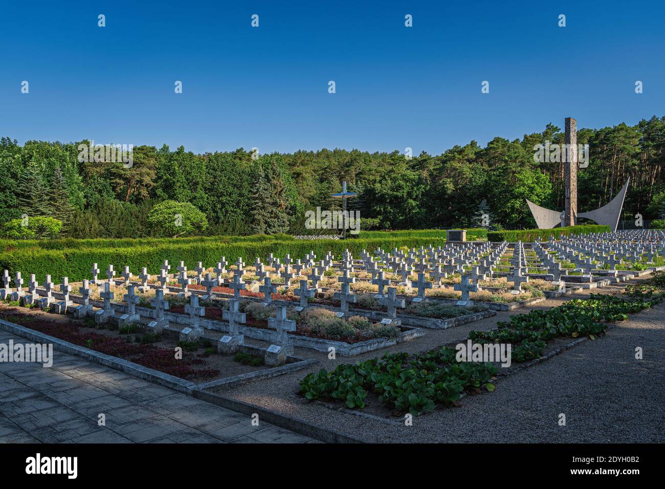 Stare Lysogorki, Pologne, juin 2019 Monument et rangées de tombes. Cimetière militaire des soldats tombés de la 1ère Armée polonaise Banque D'Images