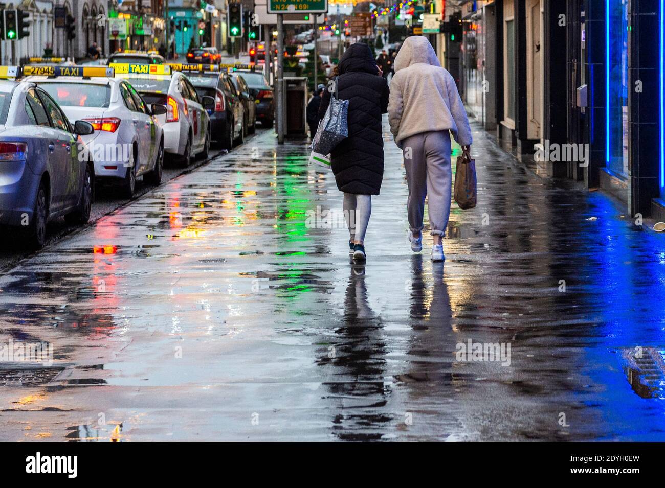 Limerick, Irlande. 26 décembre 2020. Les gens rentrent chez eux après avoir fait du shopping à Limerick avant que Storm Bella ne touche le pays. Met Éireann a émis un avertissement de vent jaune de statut pour tout le pays, qui est valable jusqu'à 6h demain matin. Crédit : AG News/Alay Live News Banque D'Images