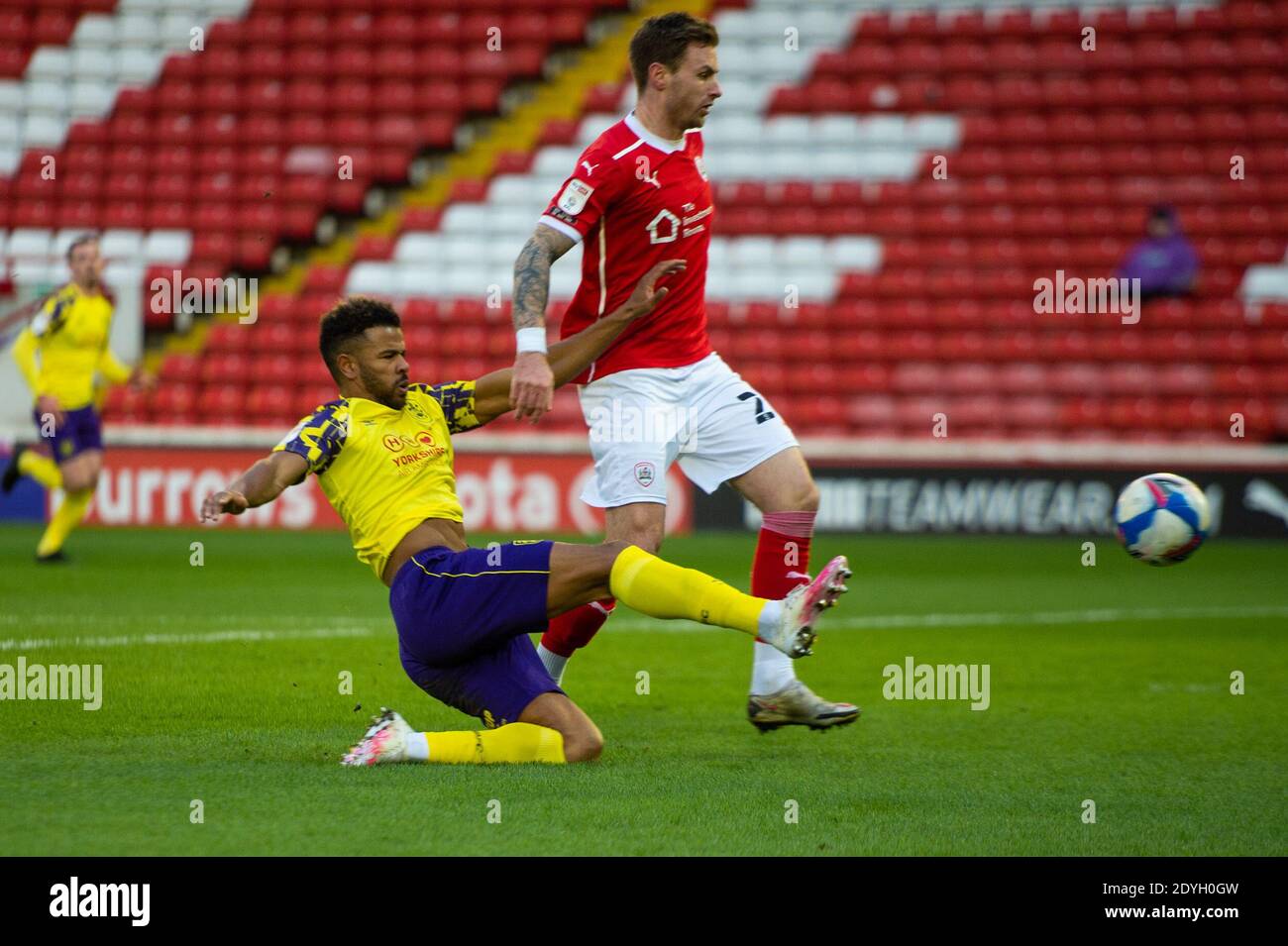 Barnsley, Royaume-Uni. 26 décembre 2020. Fraizer Campbell de la ville de Huddersfield avec une grève sur le but devant Matthew James de Barnsley pendant le match de championnat de pari de ciel à Oakwell, Barnsley photo par Matt Wilkinson/Focus Images/Sipa USA 26/12/2020 Credit: SIPA USA/Alay Live News Banque D'Images