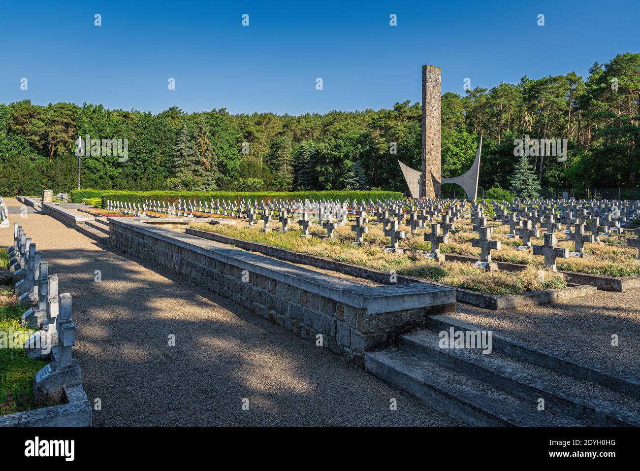 Stare Lysogorki, Pologne, juin 2019 Monument et rangées de tombes. Cimetière militaire des soldats tombés de la 1ère Armée polonaise Banque D'Images