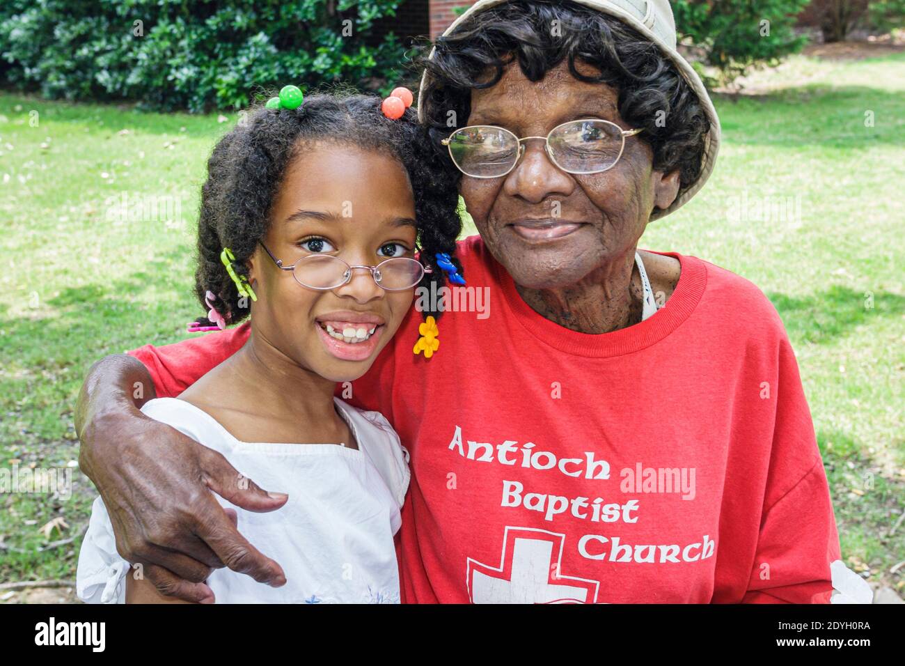 Birmingham Alabama,Junetdeth Celebration Emancipation Day Kelly Ingram Park,Black grand-mère femme senior petite-fille fille embrassant la famille i Banque D'Images