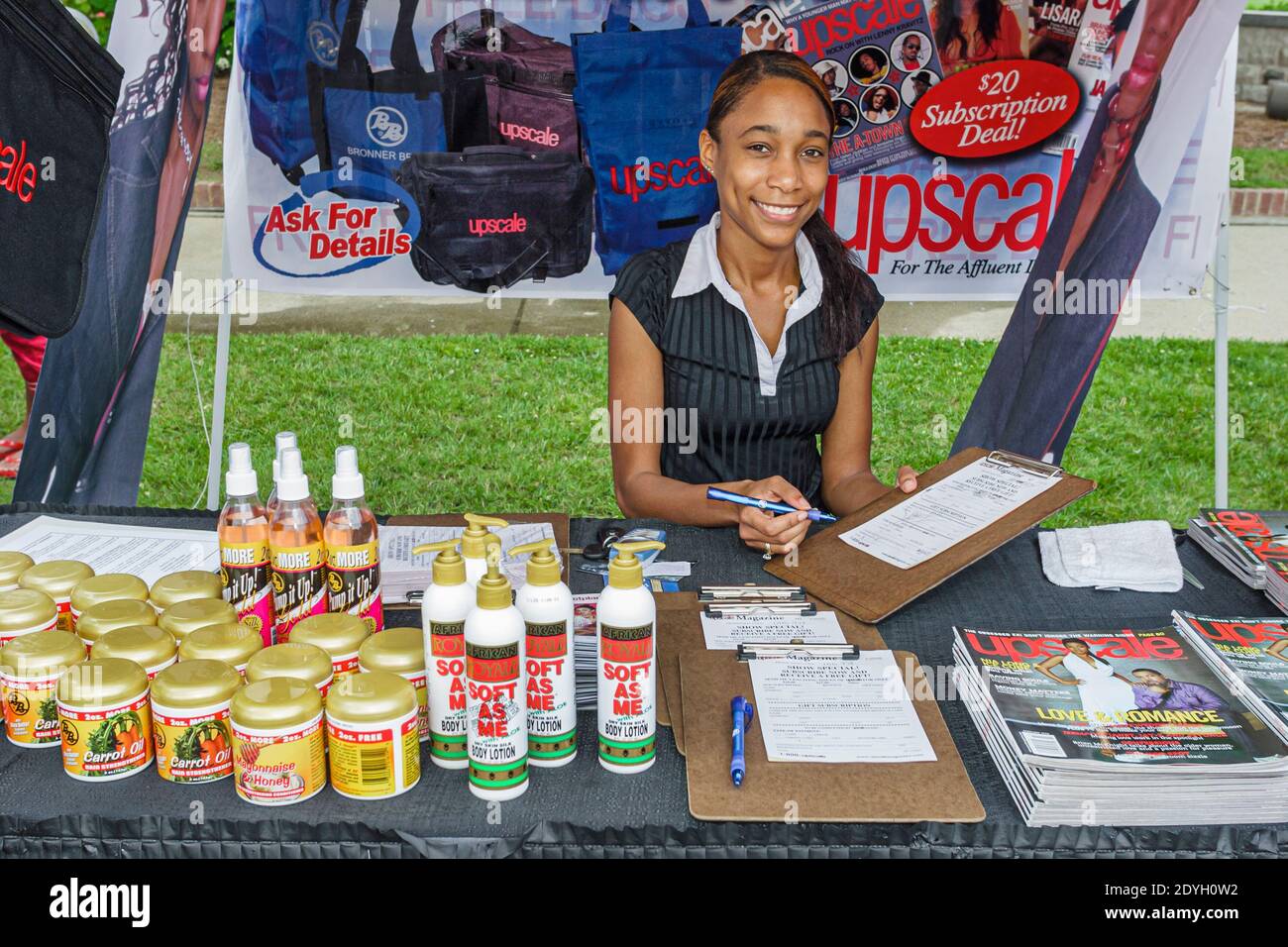 Birmingham Alabama, Junetdeth Celebration Emancipation Day Kelly Ingram Park, Black Woman femme fournisseur de trottoir stand stand propriétaire de petite entreprise, vente Banque D'Images