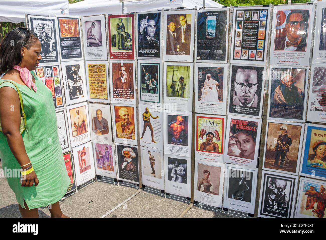 Birmingham Alabama, Junetdeth Celebration Emancipation Day Kelly Ingram Park, Black Woman femme vente afficher affiches historiques regarder, Banque D'Images