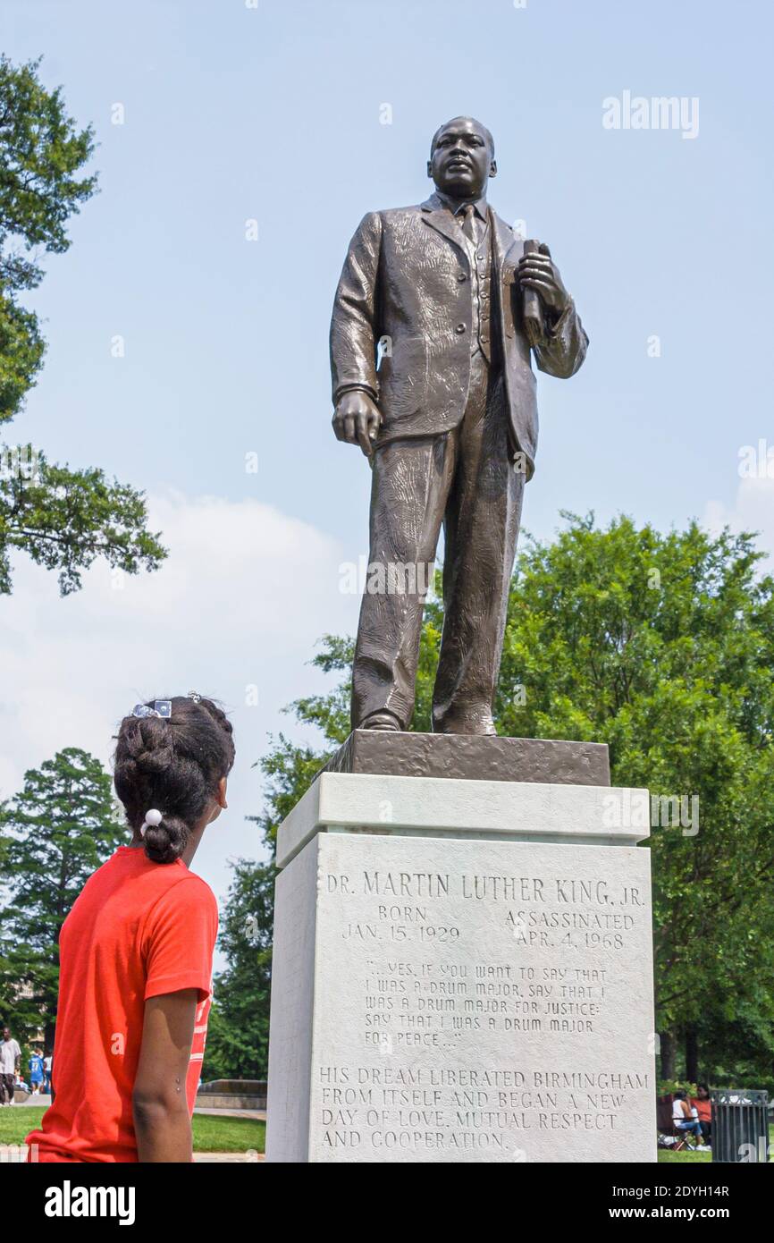 Birmingham Alabama, Kelly Ingram Park Black, adolescent adolescente jeune fille à la recherche, statue de Martin Luther King MLK, Banque D'Images