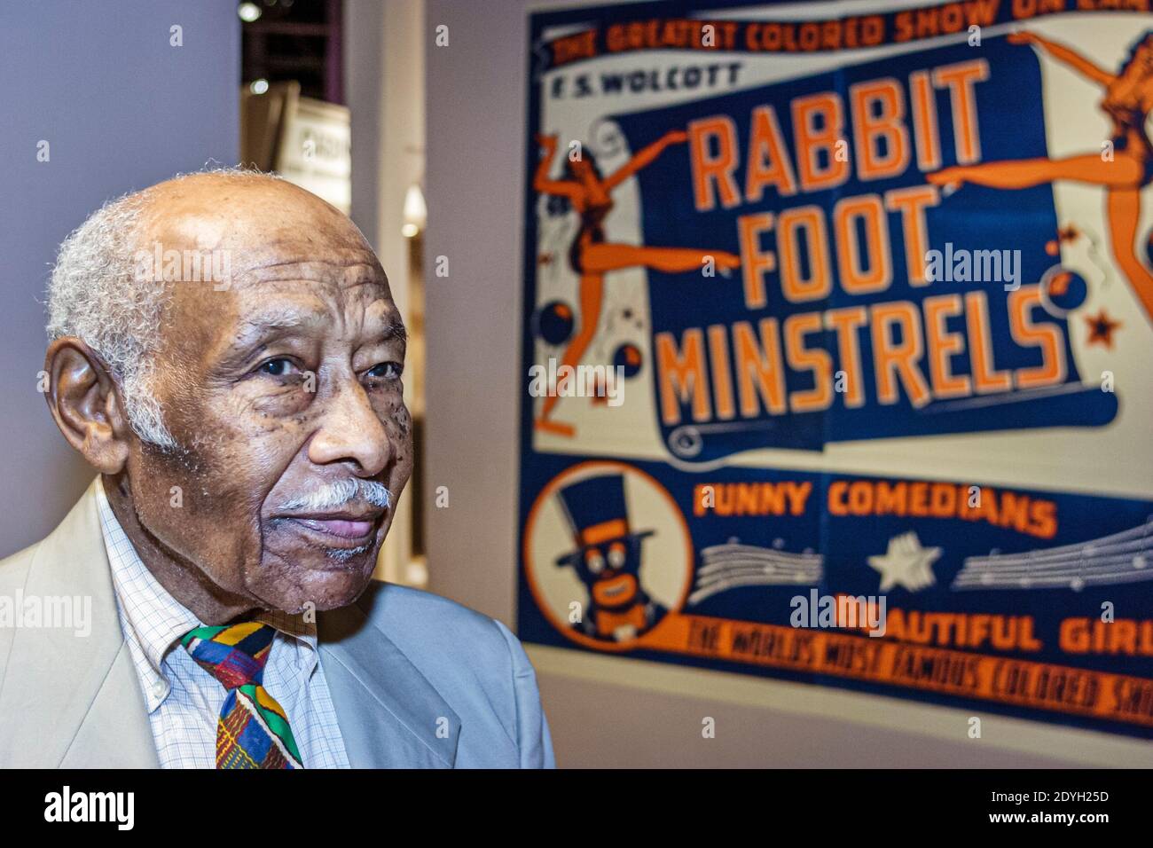 Birmingham Alabama, Institut des droits civils Noir homme homme senior, guide volontaire exposition collection regardant la ségrégation histoire du racisme insid Banque D'Images