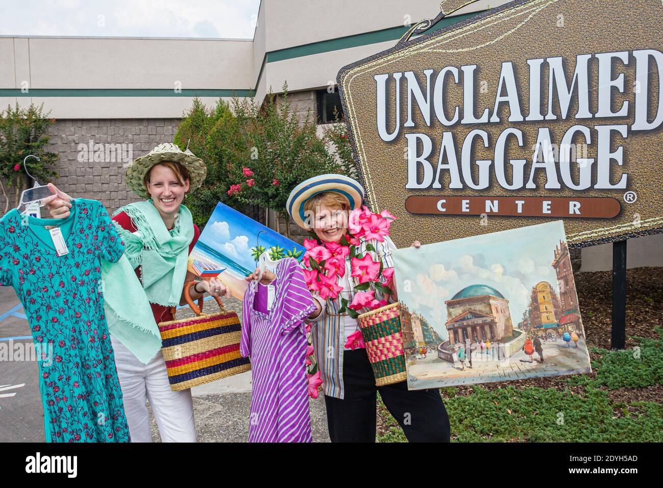 Alabama Scottsboro Unclawed Baggage Center a perdu des bagages de compagnie aérienne, shopping shoppers Bargain Hunting, femmes Friends habillement panneau d'entrée avant Banque D'Images