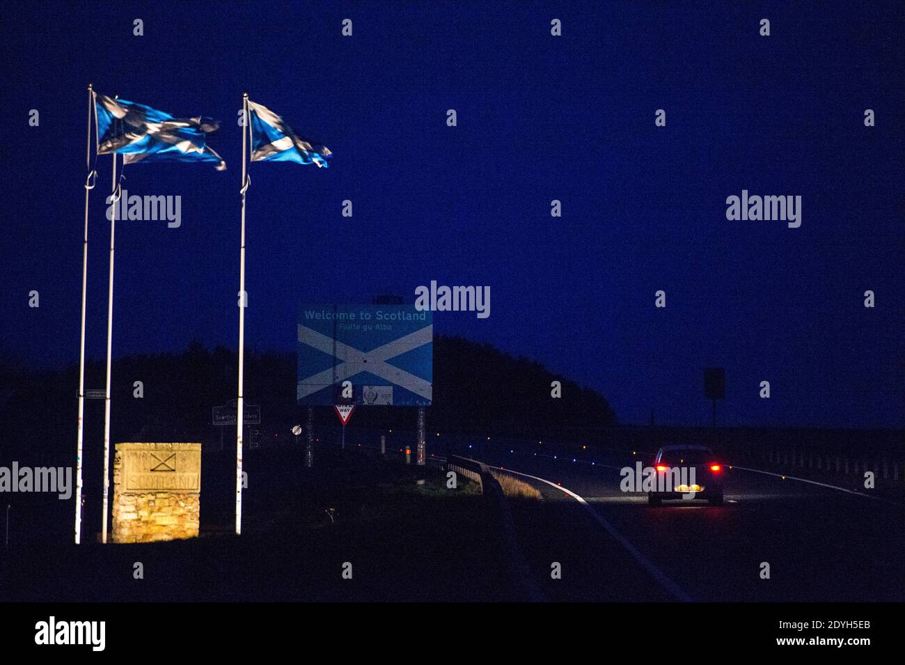 Scottish/English Border, Lamberton, Écosse, Royaume-Uni. 26 décembre 2020. Photo : le lendemain de Noël - le premier jour où Nicola Sturgeon place l'Écosse continentale dans le confinement de niveau 4 empêchant les gens de voyager et de proscrier les voyages transfrontaliers non essentiels dans une tentative d'arrêter la propagation de la nouvelle souche de coronavirus (COVID19) qui est 70% plus transmissible. Il n'y a aucune présence policière à la frontière par Berwick-upon-Tweed même si le chef de police écossais a déclaré qu'ils doubleraient toutes les patrouilles frontalières. Crédit : Colin Fisher/Alay Live News Banque D'Images