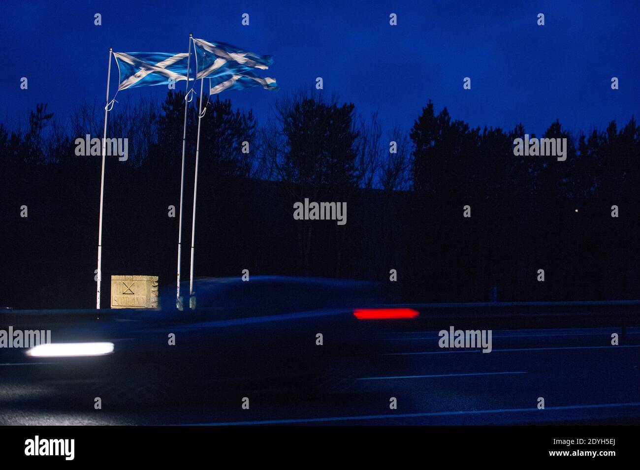 Scottish/English Border, Lamberton, Écosse, Royaume-Uni. 26 décembre 2020. Photo : le lendemain de Noël - le premier jour où Nicola Sturgeon place l'Écosse continentale dans le confinement de niveau 4 empêchant les gens de voyager et de proscrier les voyages transfrontaliers non essentiels dans une tentative d'arrêter la propagation de la nouvelle souche de coronavirus (COVID19) qui est 70% plus transmissible. Il n'y a aucune présence policière à la frontière par Berwick-upon-Tweed même si le chef de police écossais a déclaré qu'ils doubleraient toutes les patrouilles frontalières. Crédit : Colin Fisher/Alay Live News Banque D'Images