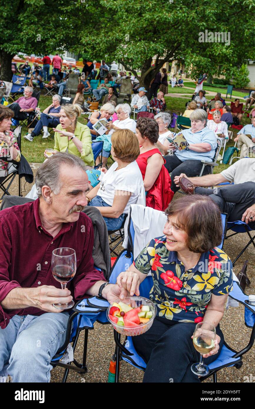 Huntsville Alabama, Burritt on the Mountain, City Lights & Stars concert Series, pique-nique pelouse herbe amis famille, dîner homme senior couple femme, Banque D'Images
