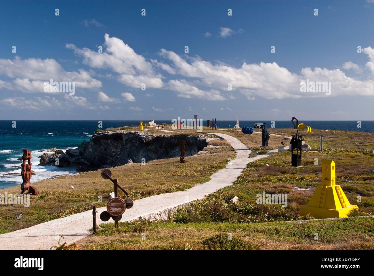 Les visiteurs parcourent les sentiers de Punta sur, un jardin de sculptures situé à l'extrémité sud de l'île Mujeres, Quintana Roo, Mexique. Banque D'Images