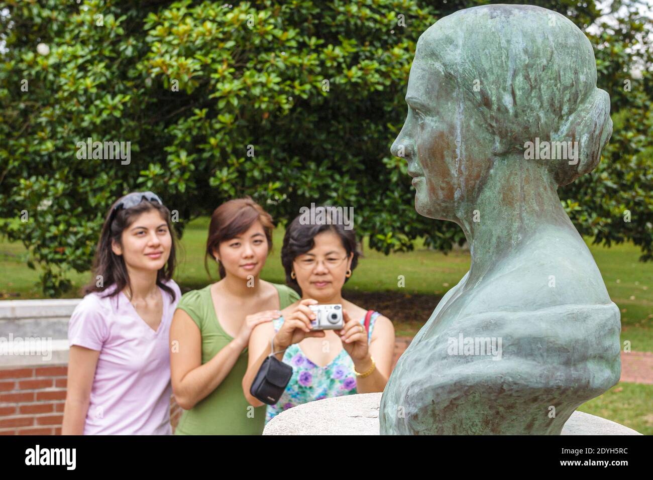 Alabama Tuscumbia Ivy Green Helen Keller lieu de naissance, femmes asiatiques mère adultes filles prenant photo buste, Banque D'Images