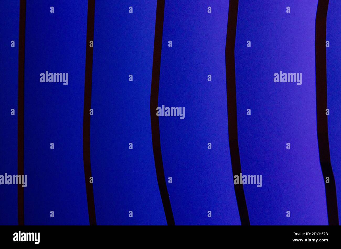 bandes noires avec nuances de dégradé de motif d'arrière-plan abstrait bleu Banque D'Images