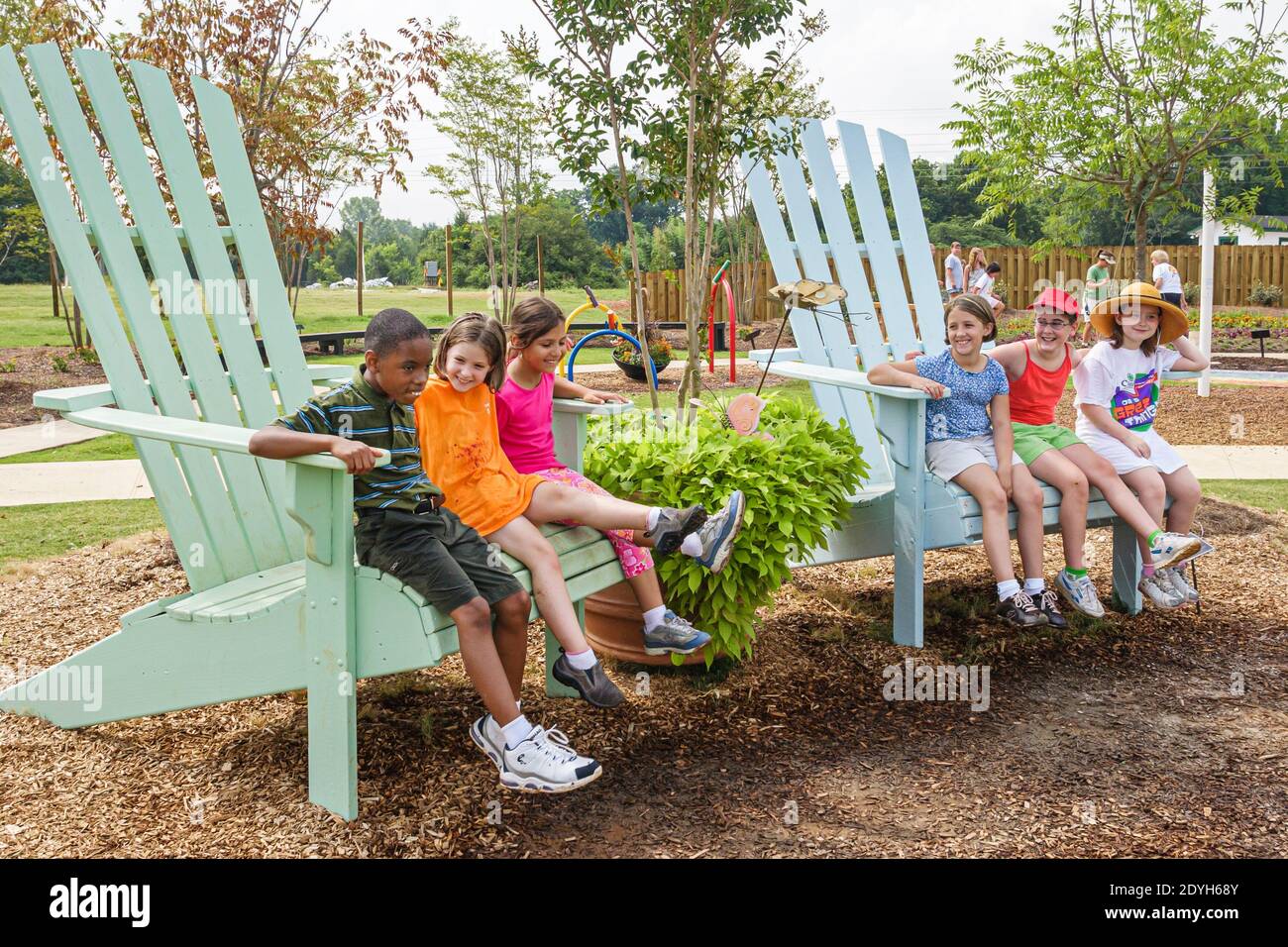 Huntsville Alabama, jardin botanique jardin extérieur pour enfants, Black boy Girls géant Adirondack chaises assis, Banque D'Images