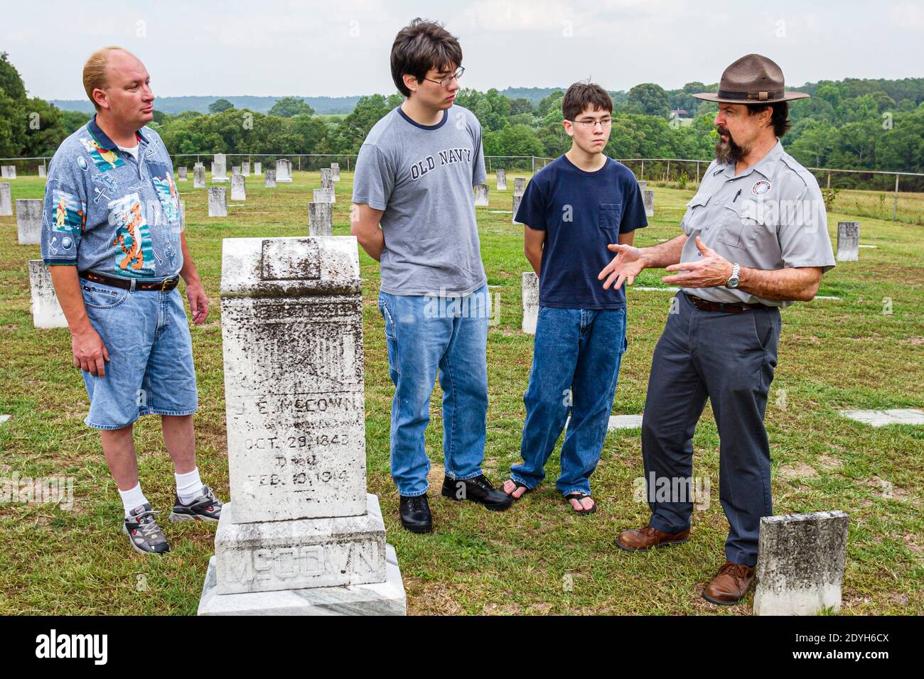 Alabama Marbury Confederate Memorial Park, anciens combattants maison cimetière numéro 1 rangeur expliquant, adolescent adolescents adolescents garçons frères écoutant père famil Banque D'Images