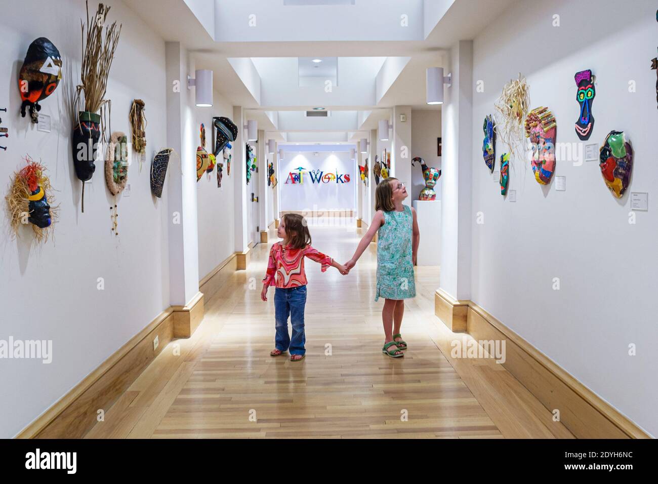 Alabama Montgomery Museum of Art, Art Works art pour enfants filles sœurs masques, Banque D'Images
