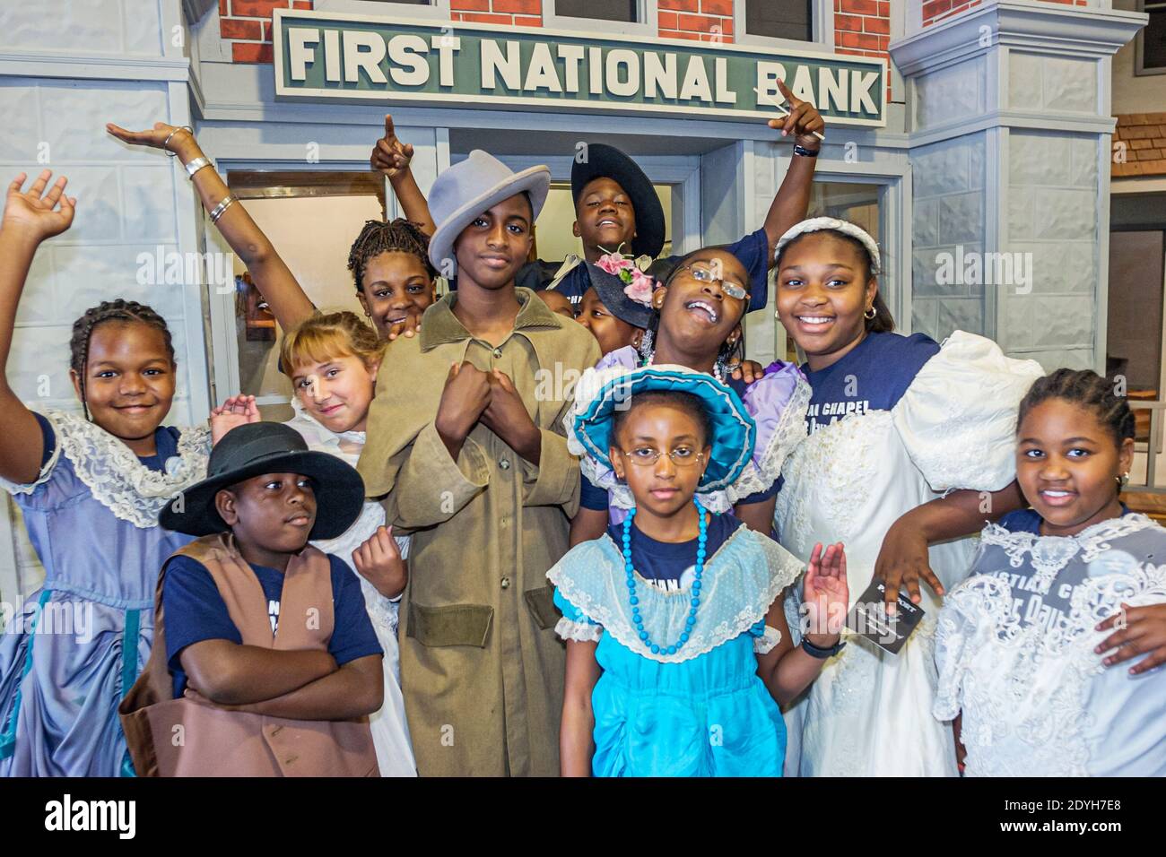 Tuscaloosa Alabama, Children's Hands On Museum, Black Teen adolescent adolescentes filles, étudiants portant des costumes Victorian robe habits, Banque D'Images
