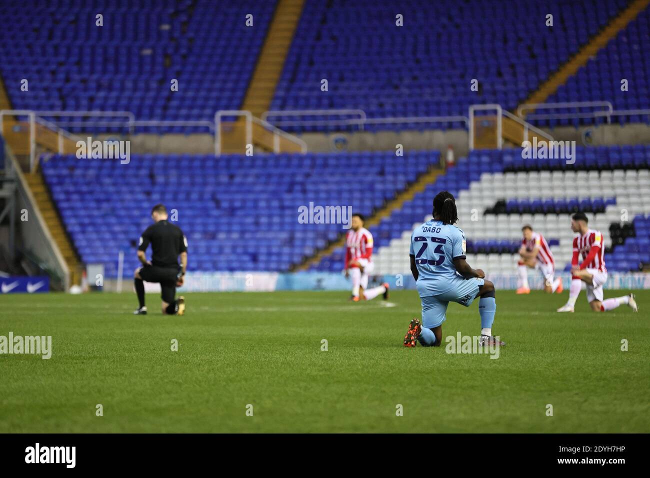 BIRMINGHAM, ANGLETERRE. 26 DÉCEMBRE. Les joueurs sont vus prendre le genou en soutien du mouvement Black Lives Matter avant le match de championnat Sky Bet entre Coventry City et Stoke City au stade St. Andrews, Birmingham, le samedi 26 décembre 2020. (Crédit : James HolyOak | MI News) crédit : MI News & Sport /Alay Live News Banque D'Images