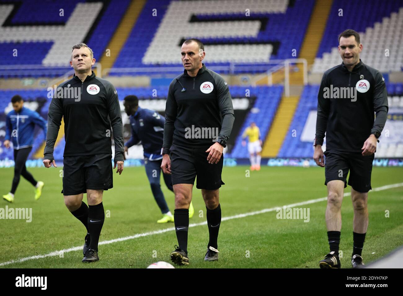 BIRMINGHAM, ANGLETERRE. 26 DÉCEMBRE. Les officiels du match se réchauffent avant le match du championnat Sky Bet entre Coventry City et Stoke City au stade St. Andrews, Birmingham, le samedi 26 décembre 2020. (Crédit : James HolyOak | MI News) crédit : MI News & Sport /Alay Live News Banque D'Images