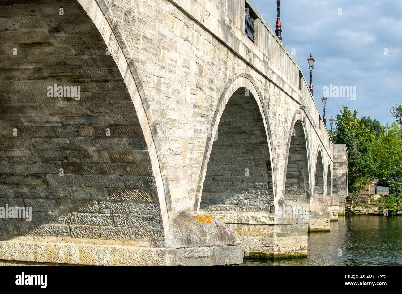 Pont Chertsey au-dessus de la Tamise dans le Surrey, Angleterre Banque D'Images