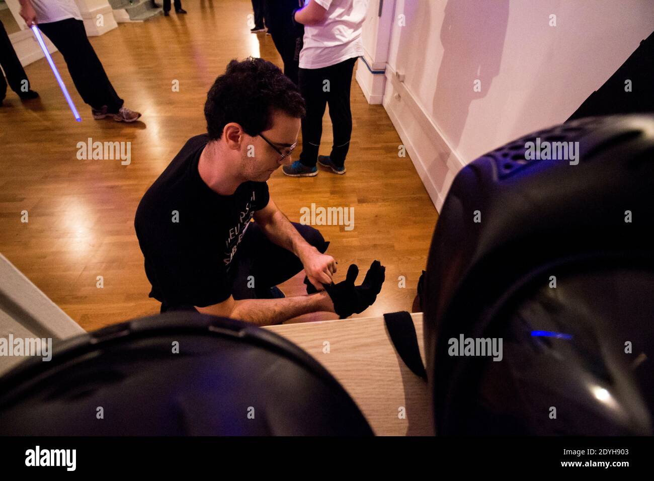 À l'école Jedi Knights. À Paris, les jeunes pratiquent le sabre laser dans un club comme s'ils pratiquaient un autre sport de combat. A l'école des CH Banque D'Images