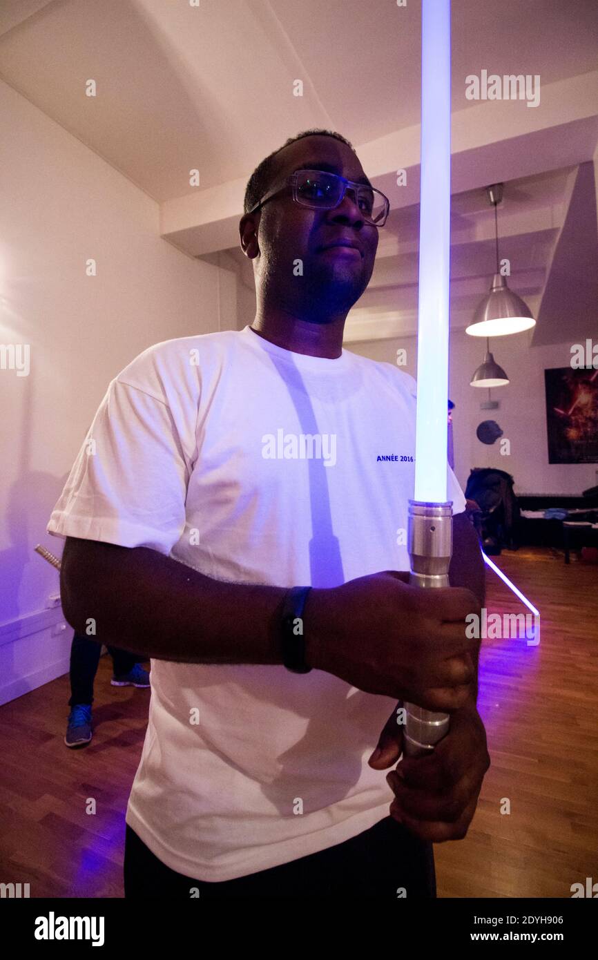 À l'école Jedi Knights. À Paris, les jeunes pratiquent le sabre laser dans un club comme s'ils pratiquaient un autre sport de combat. A l'école des CH Banque D'Images