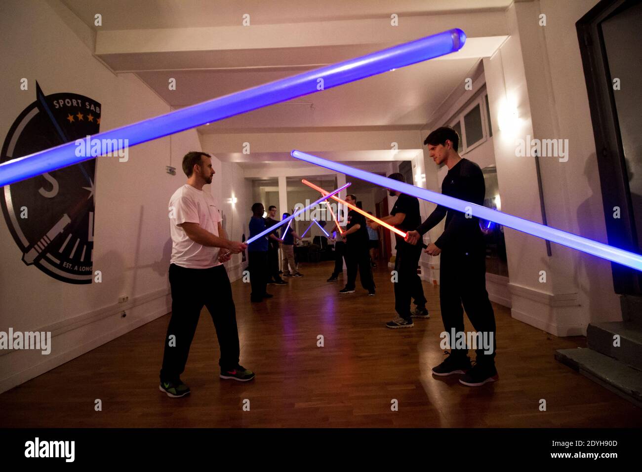 À l'école Jedi Knights. À Paris, les jeunes pratiquent le sabre laser dans un club comme s'ils pratiquaient un autre sport de combat. A l'école des CH Banque D'Images