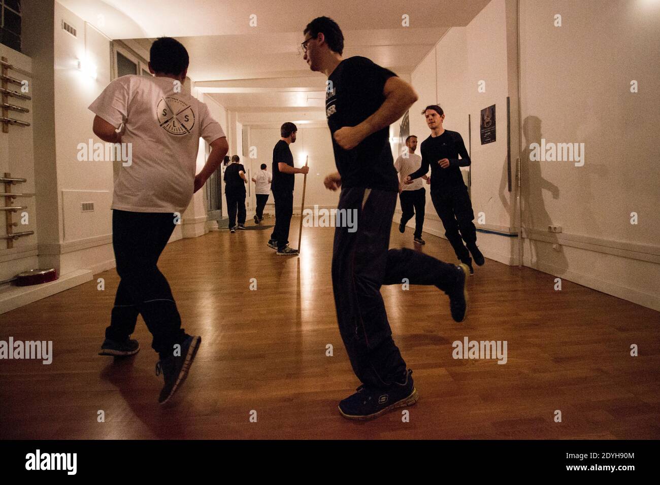 À l'école Jedi Knights. À Paris, les jeunes pratiquent le sabre laser dans un club comme s'ils pratiquaient un autre sport de combat. A l'école des CH Banque D'Images