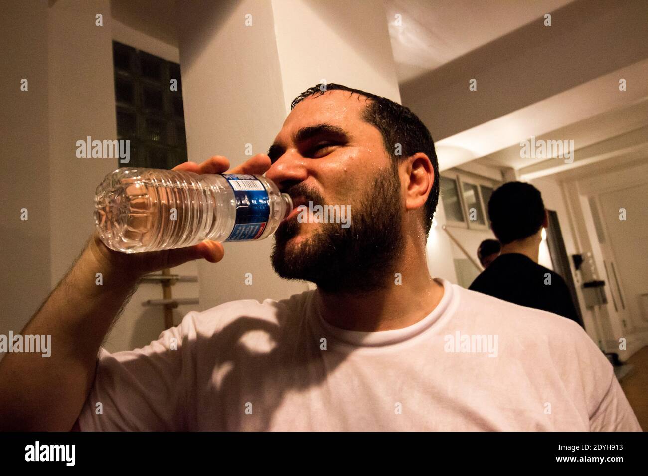 À l'école Jedi Knights. À Paris, les jeunes pratiquent le sabre laser dans un club comme s'ils pratiquaient un autre sport de combat. A l'école des CH Banque D'Images