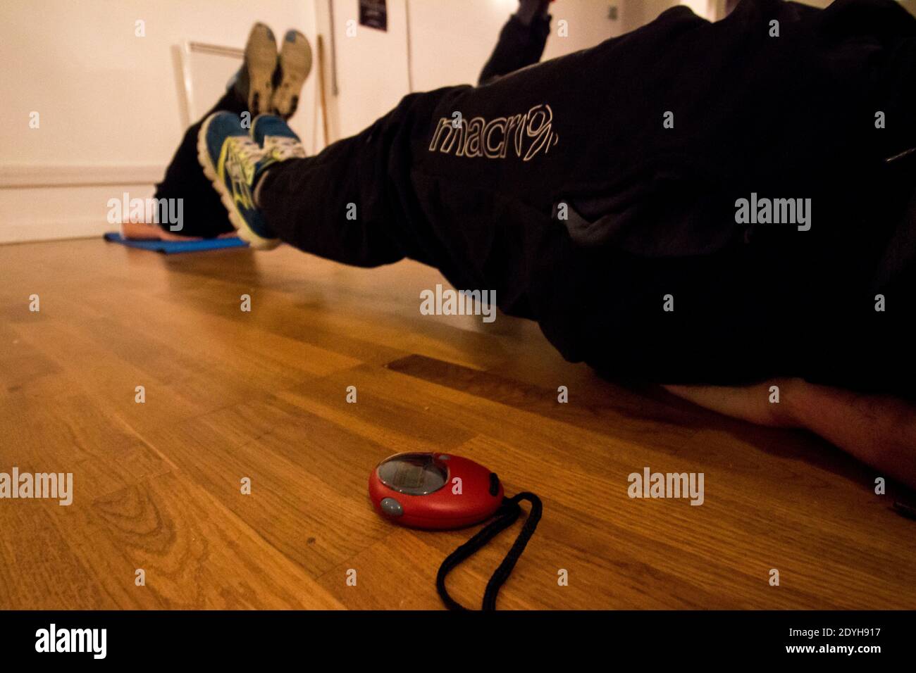 À l'école Jedi Knights. À Paris, les jeunes pratiquent le sabre laser dans un club comme s'ils pratiquaient un autre sport de combat. A l'école des CH Banque D'Images