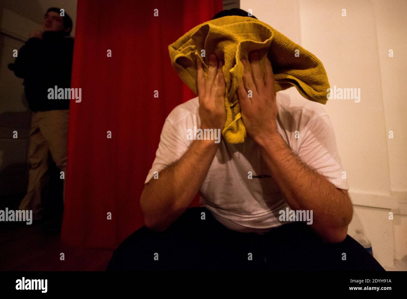 À l'école Jedi Knights. À Paris, les jeunes pratiquent le sabre laser dans un club comme s'ils pratiquaient un autre sport de combat. A l'école des CH Banque D'Images