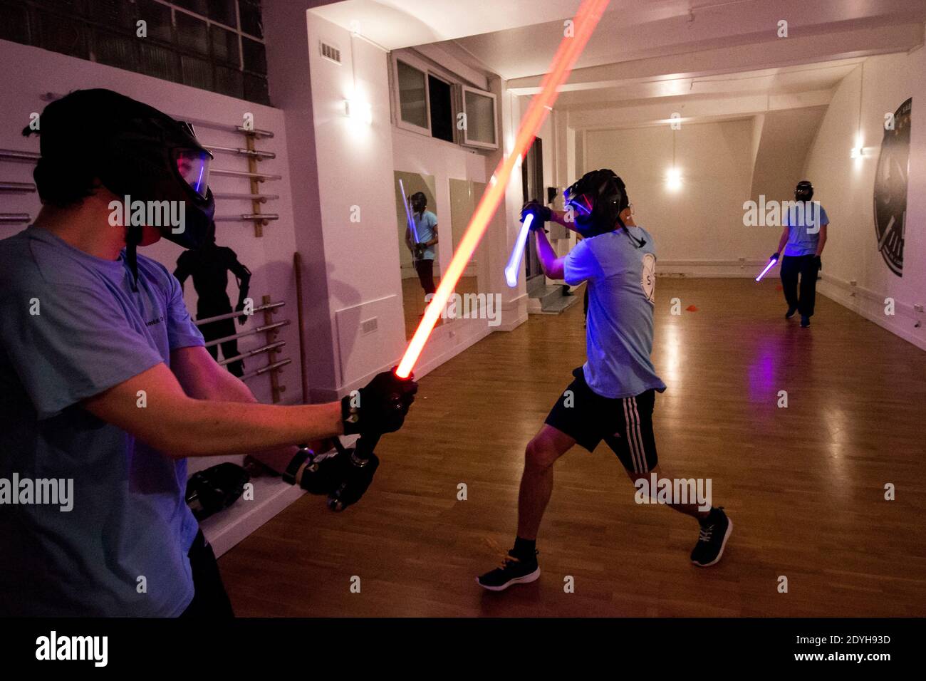 À l'école Jedi Knights. À Paris, les jeunes pratiquent le sabre laser dans un club comme s'ils pratiquaient un autre sport de combat. A l'école des CH Banque D'Images