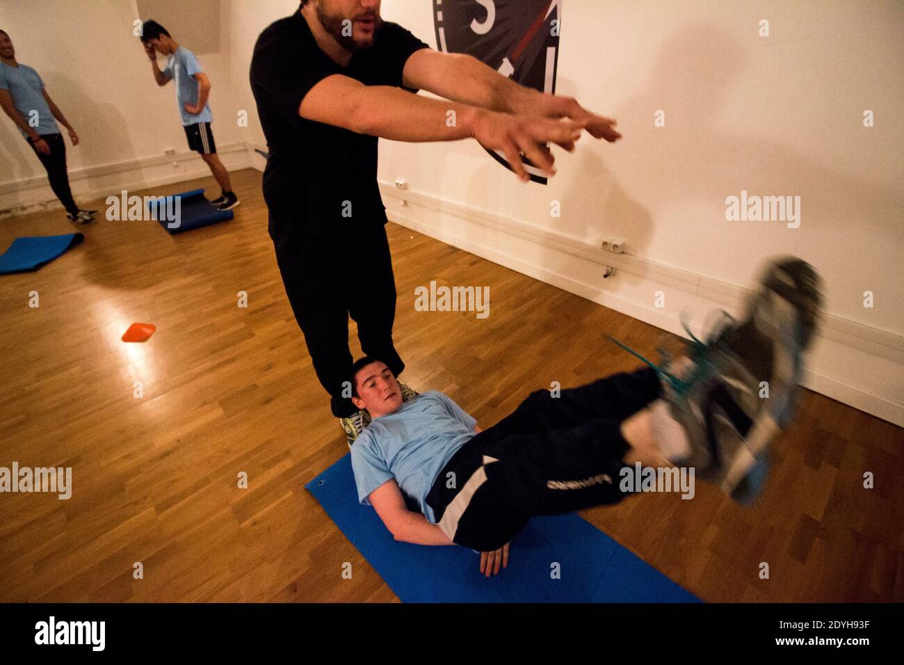 À l'école Jedi Knights. À Paris, les jeunes pratiquent le sabre laser dans un club comme s'ils pratiquaient un autre sport de combat. A l'école des CH Banque D'Images
