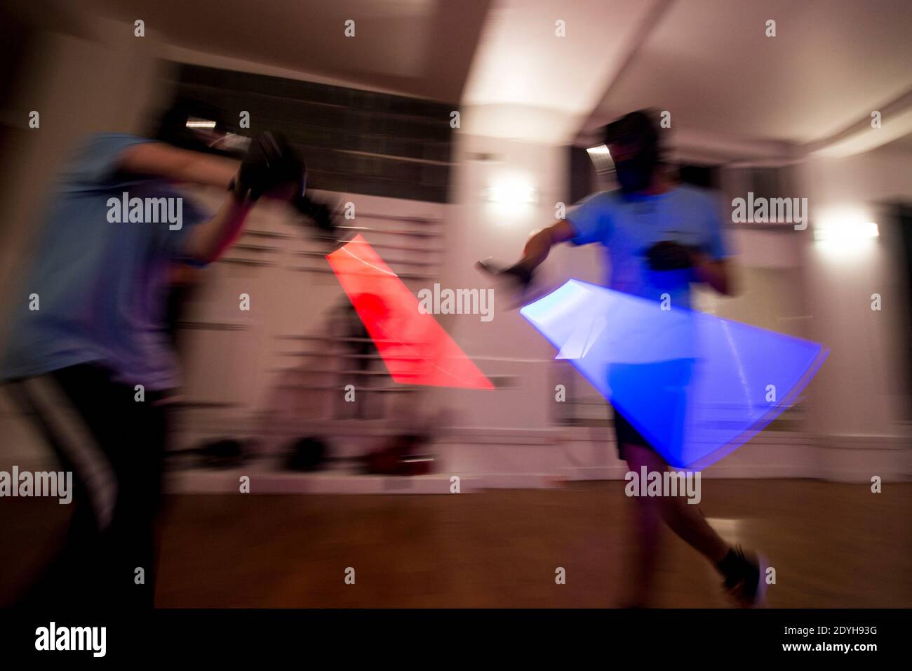 À l'école Jedi Knights. À Paris, les jeunes pratiquent le sabre laser dans un club comme s'ils pratiquaient un autre sport de combat. A l'école des CH Banque D'Images