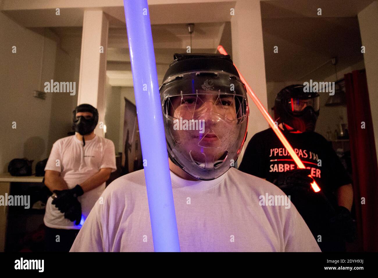 À l'école Jedi Knights. À Paris, les jeunes pratiquent le sabre laser dans un club comme s'ils pratiquaient un autre sport de combat. A l'école des CH Banque D'Images
