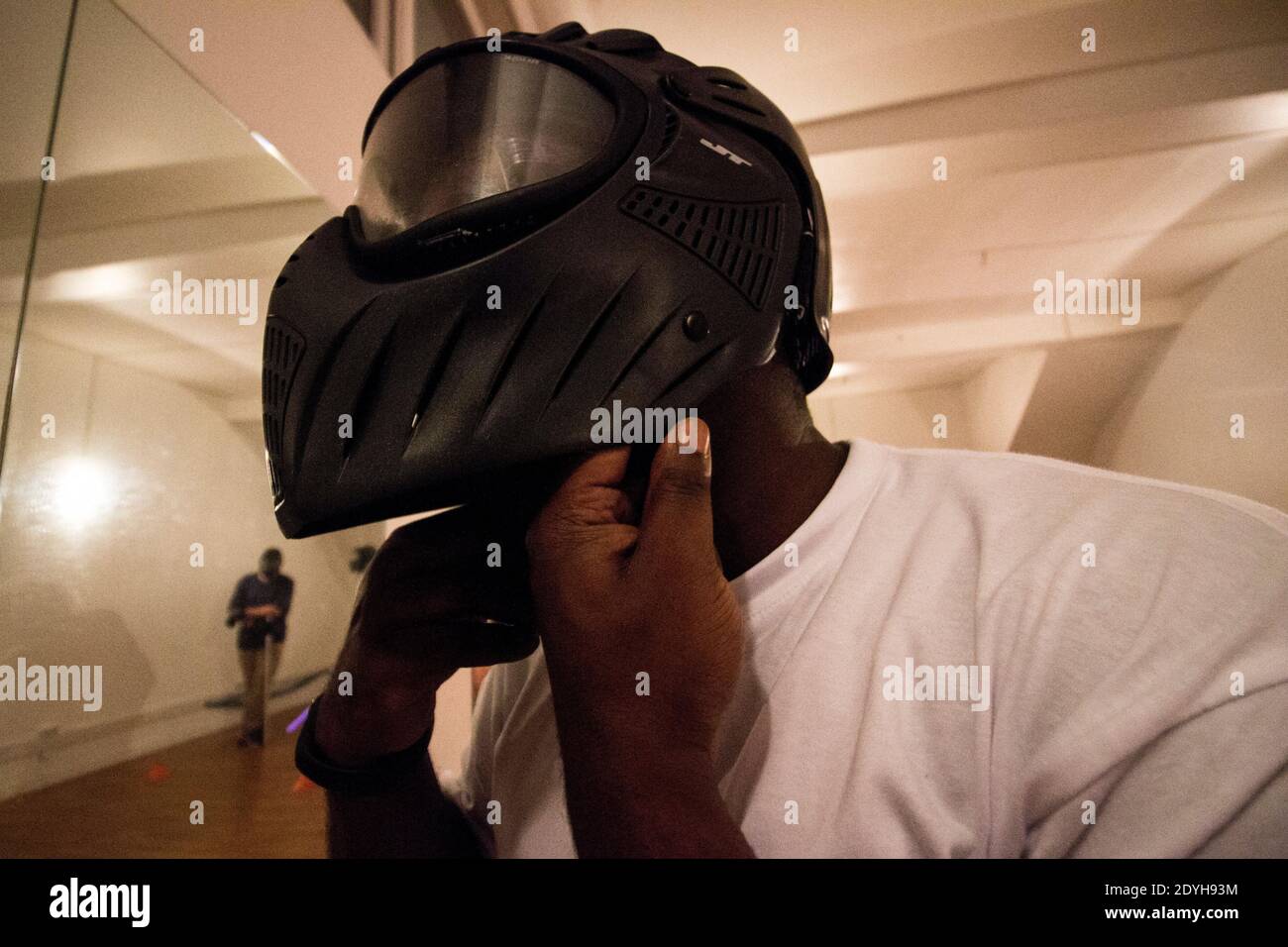 À l'école Jedi Knights. À Paris, les jeunes pratiquent le sabre laser dans un club comme s'ils pratiquaient un autre sport de combat. A l'école des CH Banque D'Images