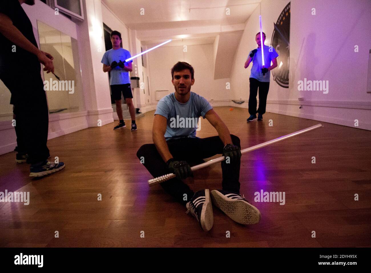 À l'école Jedi Knights. À Paris, les jeunes pratiquent le sabre laser dans un club comme s'ils pratiquaient un autre sport de combat. A l'école des CH Banque D'Images