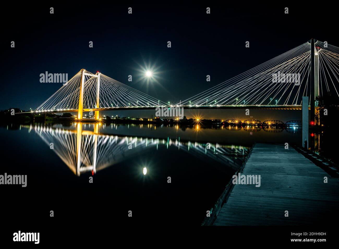 Kennewick, Washington décembre 28. 2020 pont suspendu avec réflexion sur la rivière Columbia la nuit Banque D'Images