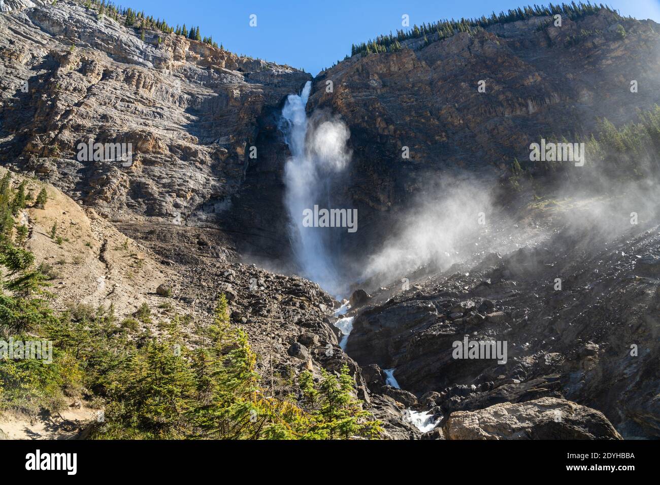 Chute d'eau des chutes Takakkaw en une journée ensoleillée d'été. 2e plus grande cascade au Canada. Paysage naturel paysage dans le parc national Yoho, Rocheuses canadiennes Banque D'Images