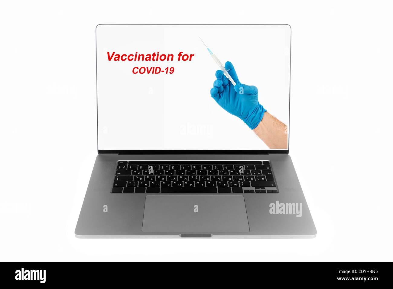 Seringue avec vaccin dans la main du médecin sur l'écran de l'ordinateur portable. Concept d'information du public sur le vaccin contre le COVID-19 pendant la période pandémique Banque D'Images