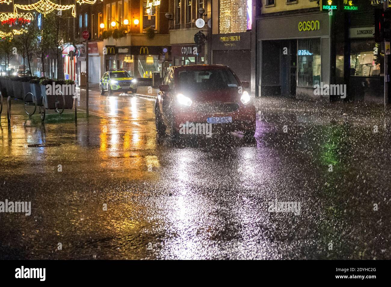 Limerick, Irlande. 26 décembre 2020. Storm Bella a frappé Limerick durement ce soir avec des vents violents et des pluies torrentielles. Met Éireann a émis un avertissement de vent jaune de statut qui est en place pour toute l'Irlande jusqu'à 6h demain matin. Crédit : AG News/Alay Live News Banque D'Images