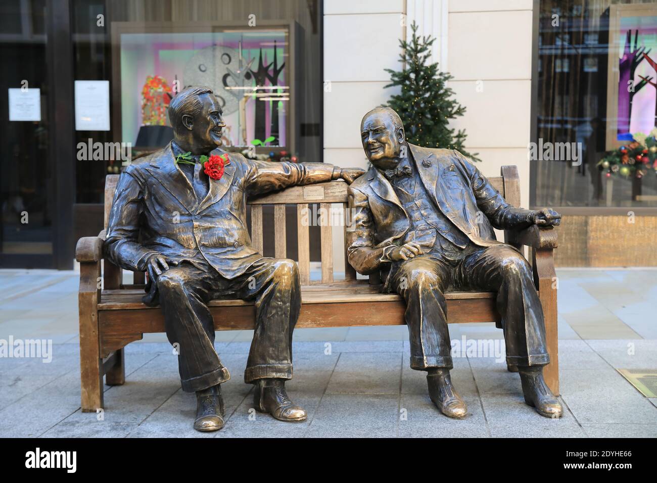 Statues en bronze des « alliés », le PM Winston Churchill en temps de guerre et le président Roosevelt, dévoilées par la princesse Margaret le 2 mai 1995, pour commémorer 50 ans de paix, sur New Bond Street à Mayfair, Londres, Royaume-Uni Banque D'Images