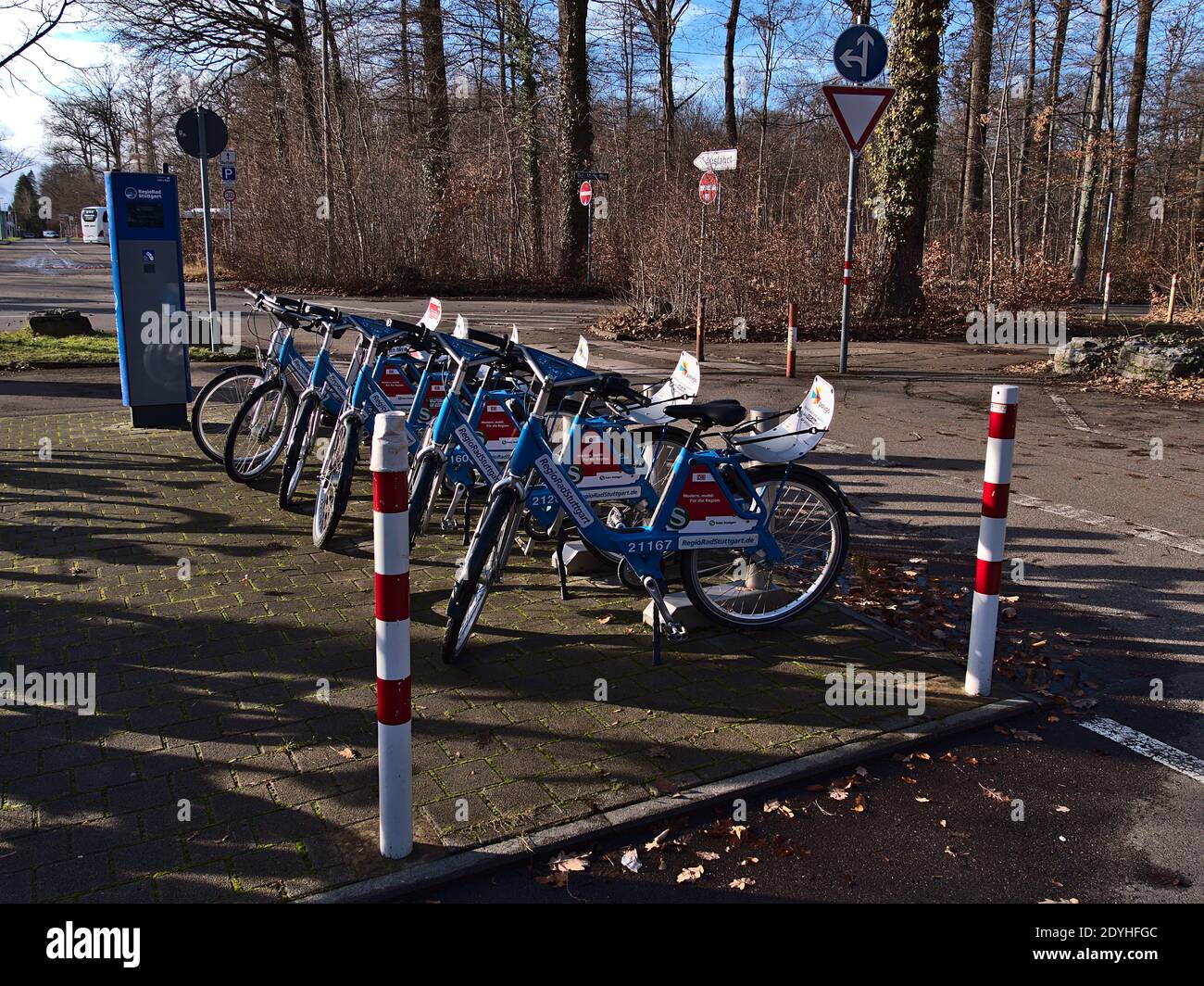 Station de location de Regiorad Stuttgart, système de partage de vélos exploité par Deutsche Bahn Connect à Degerloch avec des vélos bleus dans une rangée. Banque D'Images